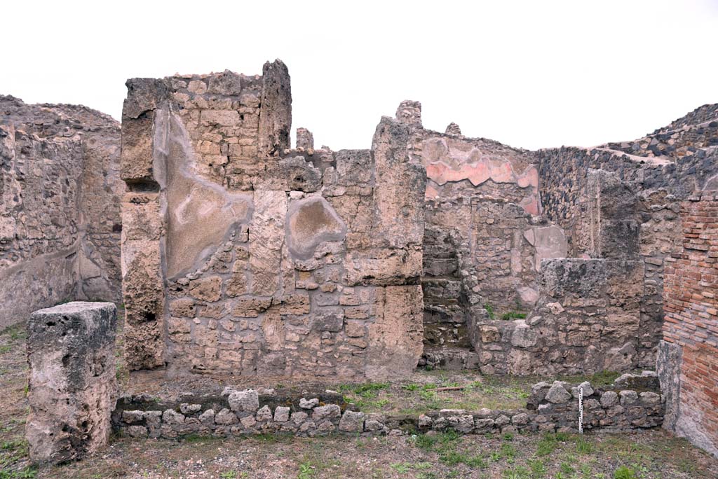 I.4.9 Pompeii. October 2019. Tablinum h, looking north across north wall, into corridor i, with steps to upper floor.
Foto Tobias Busen, ERC Grant 681269 DÉCOR.