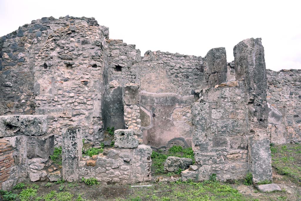 I.4.9 Pompeii. October 2019. Tablinum h, looking south towards room o, on left, and room g, centre right.
Foto Tobias Busen, ERC Grant 681269 DÉCOR.