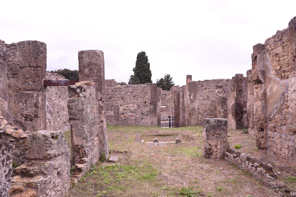 I.4.9 Pompeii. October 2019. Tablinum h, looking west towards atrium and entrance doorway.
Foto Tobias Busen, ERC Grant 681269 DÉCOR.
