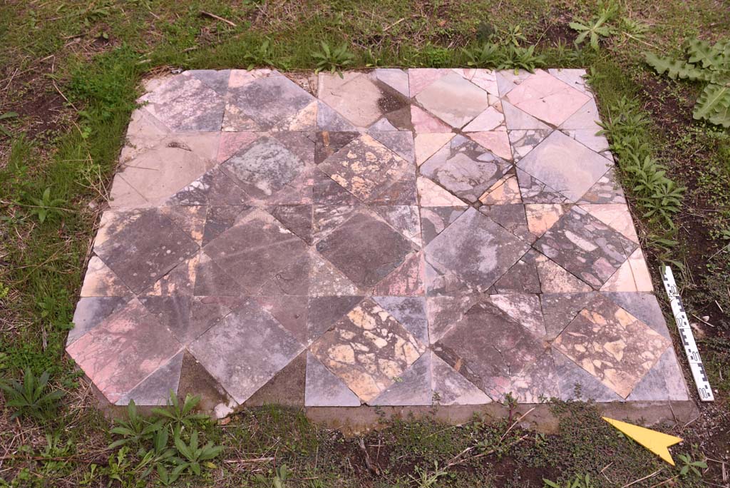 I.4.9 Pompeii. October 2019. Triclinium/oecus m, central emblema in flooring.
Foto Tobias Busen, ERC Grant 681269 DÉCOR.