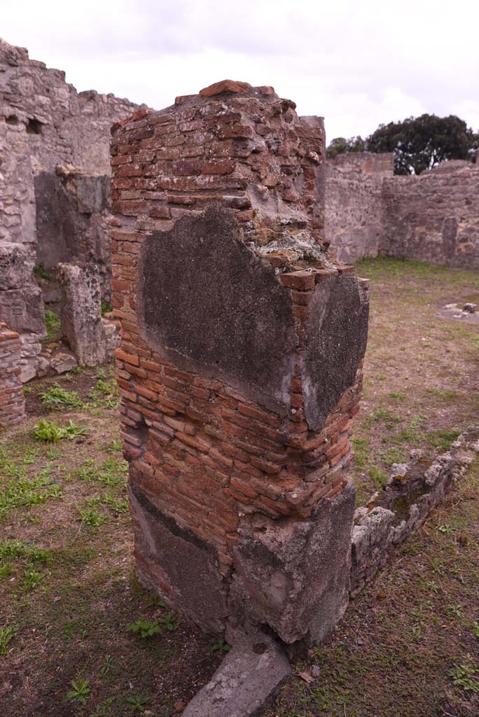 I.4.9 Pompeii. October 2019. Courtyard n, pilaster in north-west corner, with corridor i, on right.
Foto Tobias Busen, ERC Grant 681269 DÉCOR.