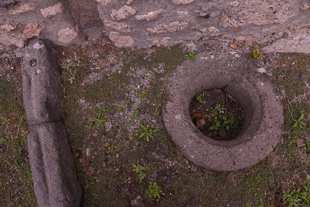 I.4.9 Pompeii. October 2019. Courtyard n, detail of cistern-mouth near east wall.
Foto Tobias Busen, ERC Grant 681269 DÉCOR.