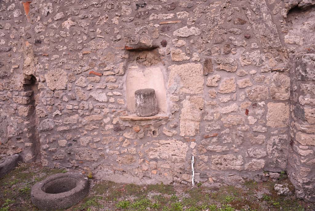 I.4.9 Pompeii. October 2019. Courtyard n, looking towards east wall, with niche.
Foto Tobias Busen, ERC Grant 681269 DÉCOR.