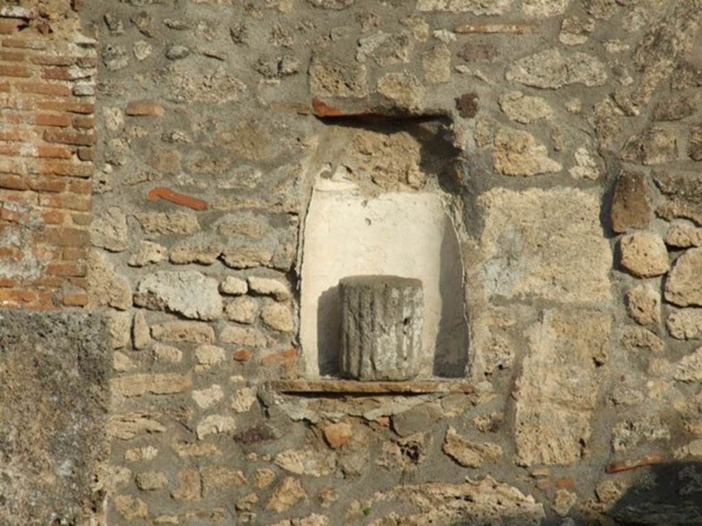 I.4.9 Pompeii. December 2007. Niche on east wall. Boyce said, in the centre of the east wall of the Viridarium is an arched niche, which Fiorelli called la nicchia de’ Penati.
See Boyce G. K., 1937. Corpus of the Lararia of Pompeii. Rome: MAAR 14. (p. 24).