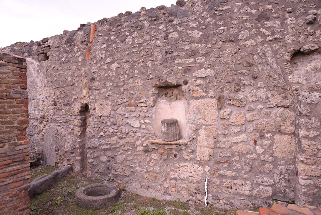 I.4.9 Pompeii. October 2019. Courtyard n, looking north-east along east wall, towards doorway into corridor i, on left.
Foto Tobias Busen, ERC Grant 681269 DÉCOR.