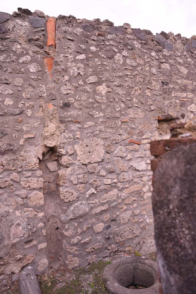 I.4.9 Pompeii. October 2019. Courtyard n, east wall at north end.
Foto Tobias Busen, ERC Grant 681269 DÉCOR.