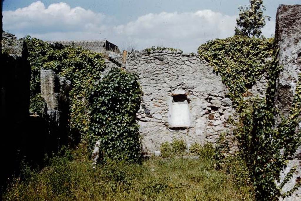 I.4.9 Pompeii. 1959. Looking east. According to Jashemski, at the rear of the tablinum was a narrow planting area, with a niche lararium, visible from the entrance doorway.  Photo by Stanley A. Jashemski.
Source: The Wilhelmina and Stanley A. Jashemski archive in the University of Maryland Library, Special Collections (See collection page) and made available under the Creative Commons Attribution-Non Commercial License v.4. See Licence and use details.
J59f0316