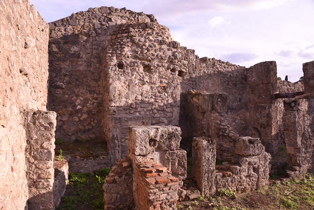 I.4.9 Pompeii. October 2019. Room o, kitchen, looking south from courtyard n, towards doorway, on left.
Foto Tobias Busen, ERC Grant 681269 DÉCOR.