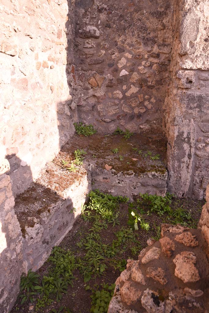 I.4.9 Pompeii. October 2019. Room o, kitchen, hearth/bench in south-east corner.
Foto Tobias Busen, ERC Grant 681269 DÉCOR.