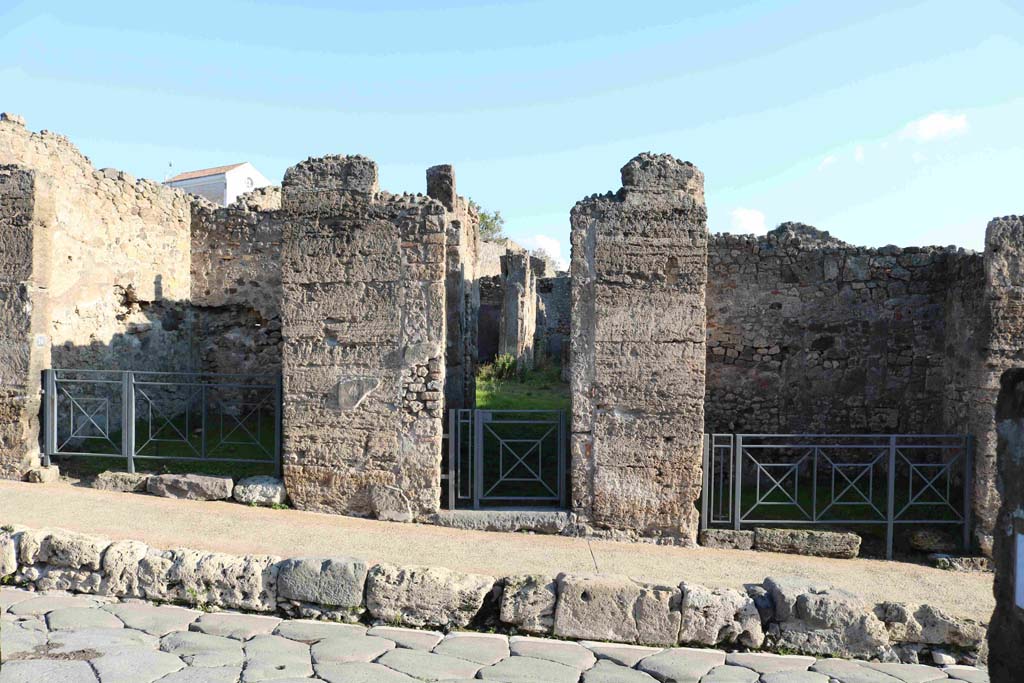 I.4.9 Pompeii, in centre. December 2018. Looking east on Via Stabiana towards doorways to I.4.10, I.4.9 and I.4.8, on right.
Photo courtesy of Aude Durand.