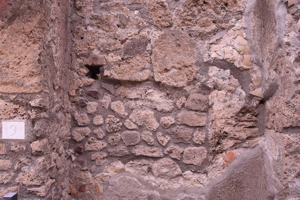 I.4.9 Pompeii. October 2019. Detail from middle area of north side of vestibule/entrance corridor, at west end.
Foto Tobias Busen, ERC Grant 681269 DÉCOR.