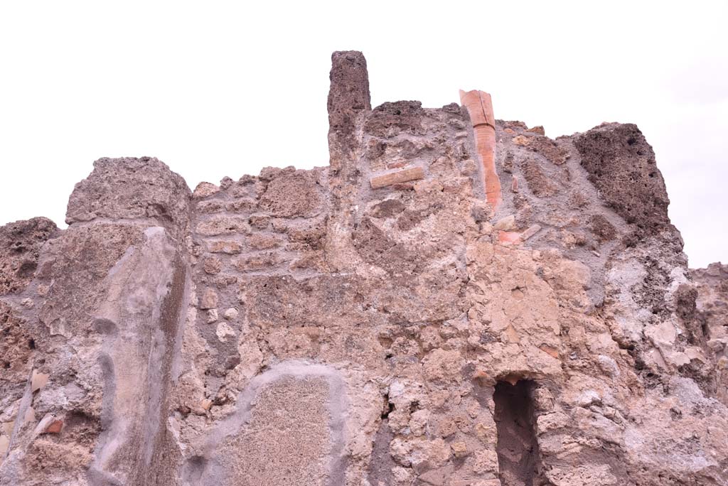 I.4.9 Pompeii. October 2019. Detail from upper area of north side of entrance corridor, at east end, with downpipe from upper floor.
Foto Tobias Busen, ERC Grant 681269 DÉCOR.