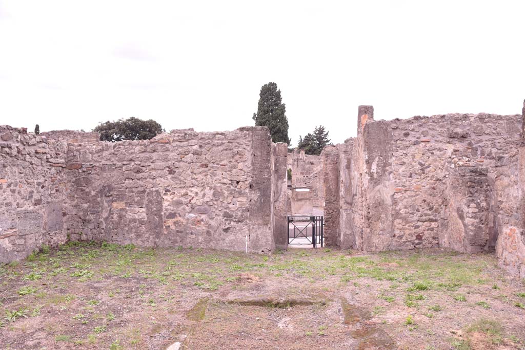 I.4.9 Pompeii. October 2019. Atrium b, looking west across impluvium in atrium.
Foto Tobias Busen, ERC Grant 681269 DÉCOR.