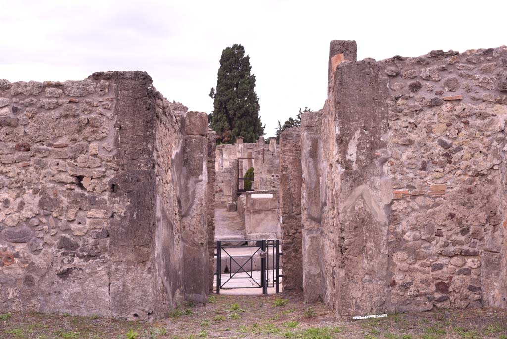 I.4.9 Pompeii. October 2019. Atrium b, Looking west towards entrance corridor, and Via Stabiana.
Foto Tobias Busen, ERC Grant 681269 DÉCOR.