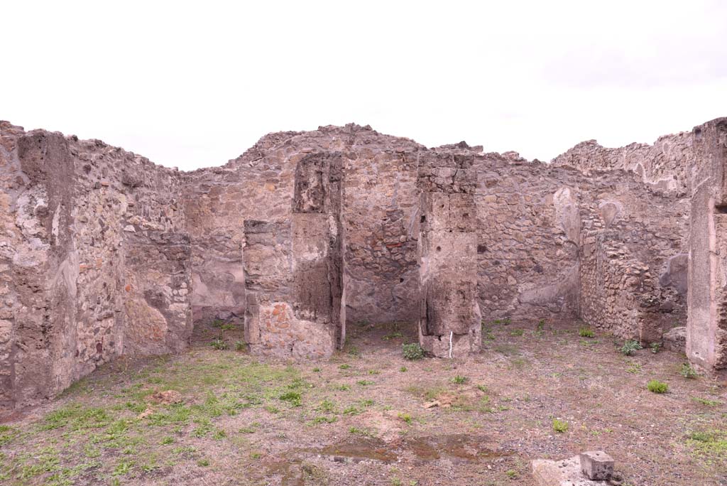 I.4.9 Pompeii. October 2019. Atrium b, looking towards north side, with rooms c, on left, d and ala e, on right.
Foto Tobias Busen, ERC Grant 681269 DÉCOR.