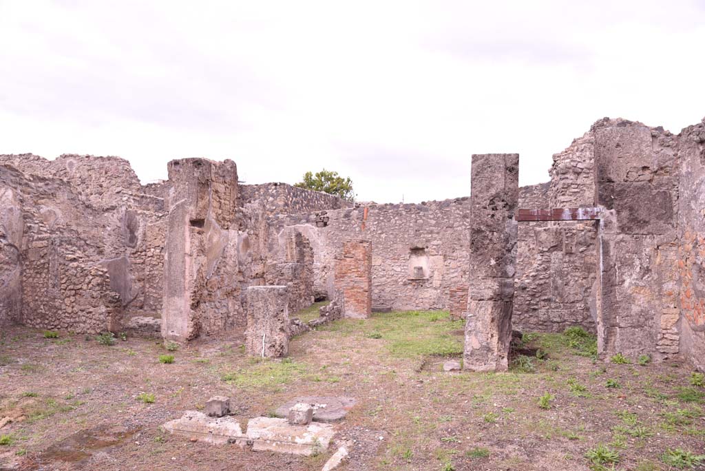 I.4.9 Pompeii. October 2019. 
Atrium b, looking towards east side, with doorway to room f, on left, corridor i, tablinum h, and doorway to room g, on right.
Foto Tobias Busen, ERC Grant 681269 DÉCOR.