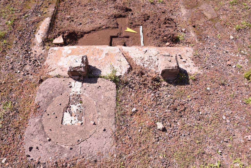I.4.9 Pompeii. October 2019. Atrium b, looking west from east end of impluvium, with remains of table, and site of cistern-mouth.
Foto Tobias Busen, ERC Grant 681269 DÉCOR.