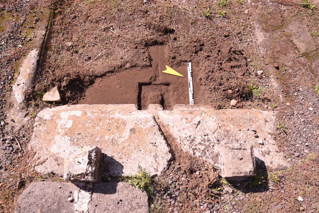 I.4.9 Pompeii. October 2019. Atrium b, looking west from east end of impluvium, with details of remains of table. 
Foto Tobias Busen, ERC Grant 681269 DÉCOR.