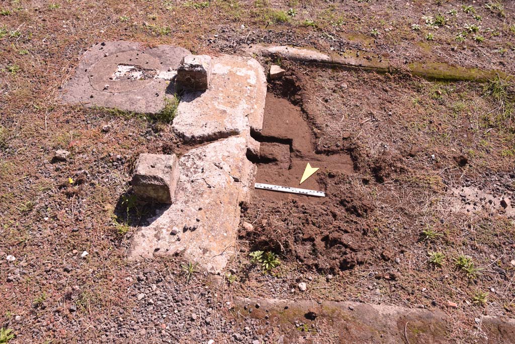 I.4.9 Pompeii. October 2019. Atrium b, looking north from east end of impluvium, with details of remains of table and cistern-mouth. 
Foto Tobias Busen, ERC Grant 681269 DÉCOR.