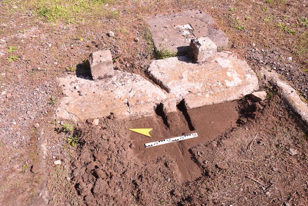 I.4.9 Pompeii. October 2019. Atrium b, looking east at east end of impluvium, with details of remains of table and cistern-mouth.
Foto Tobias Busen, ERC Grant 681269 DÉCOR.
