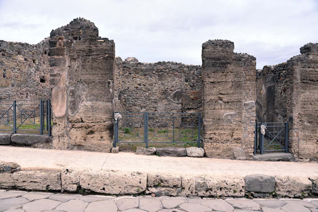 I.4.11, on left, I.4.10, in centre, and I.4.9, on right, Pompeii. October 2019. Looking east towards entrance doorways.     
Foto Tobias Busen, ERC Grant 681269 DÉCOR.