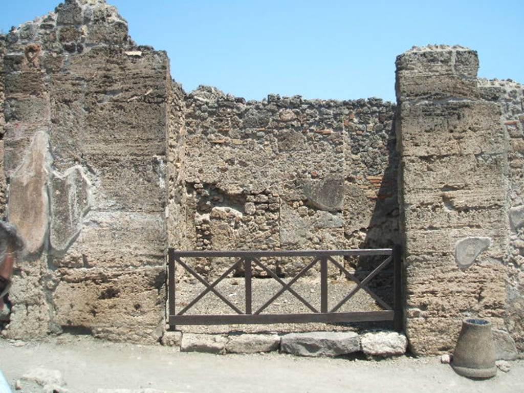 I.4.10 Pompeii. May 2005. Entrance. In May 1853, on the pilaster, on the right, between I.4.10 and I.4.9, the following graffiti were found:
Caprasium
aed(ilem) o(ro) v(os) f(aciatis)  (CIL IV 990). 
Postumium
aed(ilem) o(ro) v(os) f(aciatis)  (CIL IV 991).
Magnum
d(uumvirum) o(ro?) d(ignum) r(ei) p(ublicae)  (CIL IV 992)
See Prisciandaro, R., 2006. Studio sulle provenienze degli oggetti rinvenuti negli scavi borbonici del regno di Napoli: Una lettura integrata, coordinata e commentata della documentazione Volume 1.  Naples : Nicola Longobardi.  (p. 168)