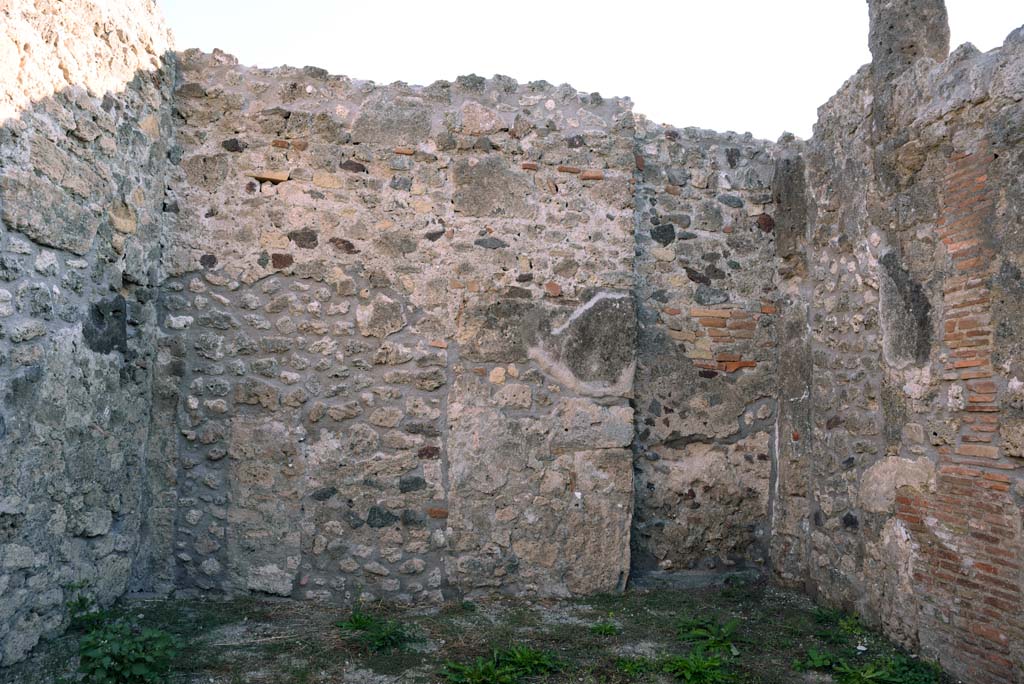 I.4.10 Pompeii. October 2019. Looking towards east wall of shop-room.
Foto Tobias Busen, ERC Grant 681269 DÉCOR.