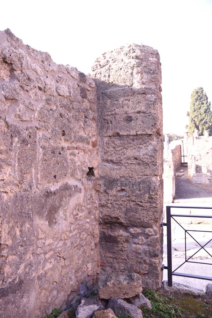 I.4.10 Pompeii. October 2019. South-west corner of shop-room.
Foto Tobias Busen, ERC Grant 681269 DÉCOR.