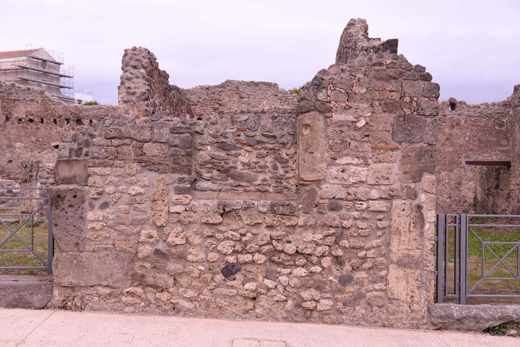 I.4.12, on left, and I.4.11, on right, Pompeii. October 2019. Detail of wall between entrance doorways on east side of Via Stabiana.     
Foto Tobias Busen, ERC Grant 681269 DÉCOR.
