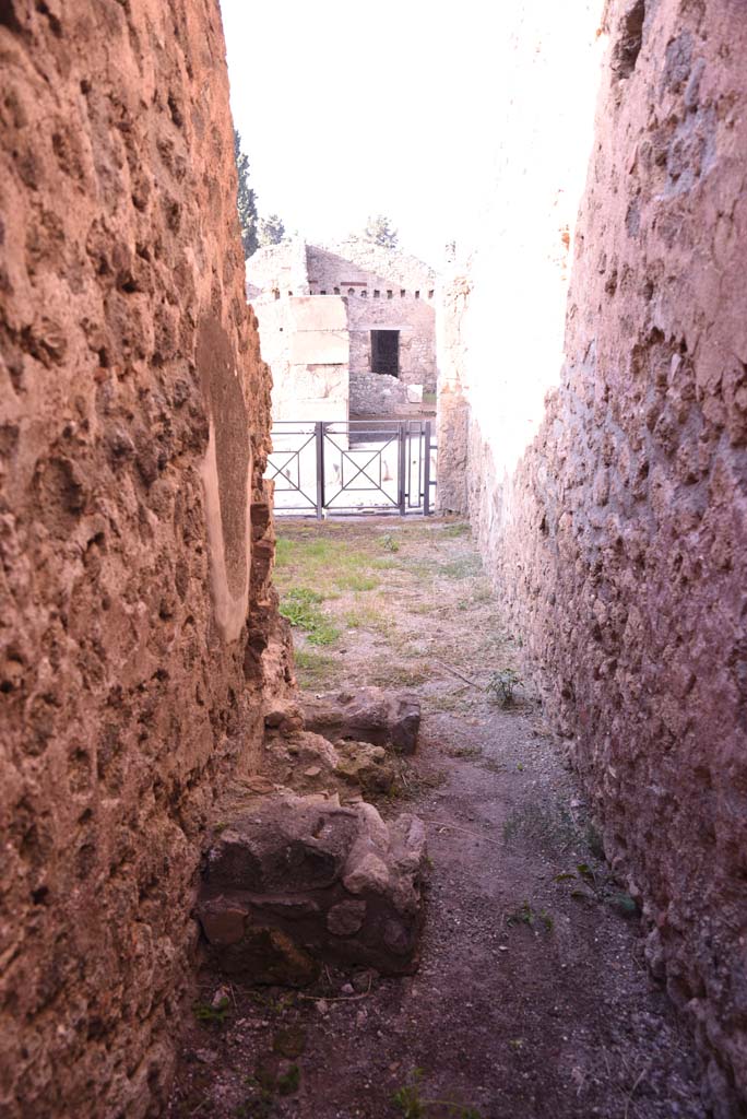 I.4.11 Pompeii. October 2019. Looking west from latrine into bar-room.
Foto Tobias Busen, ERC Grant 681269 DÉCOR.