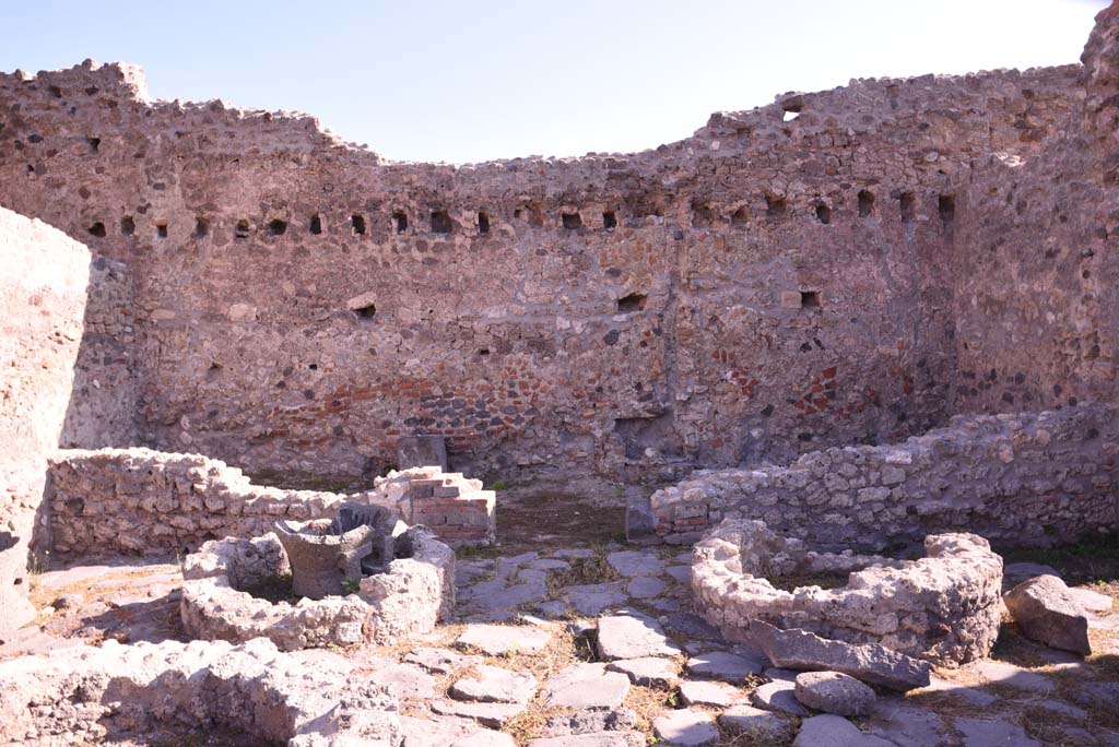 I.4.12 Pompeii. October 2019. Room b, east side of bakery room, with doorway into room f.
Foto Tobias Busen, ERC Grant 681269 DÉCOR.