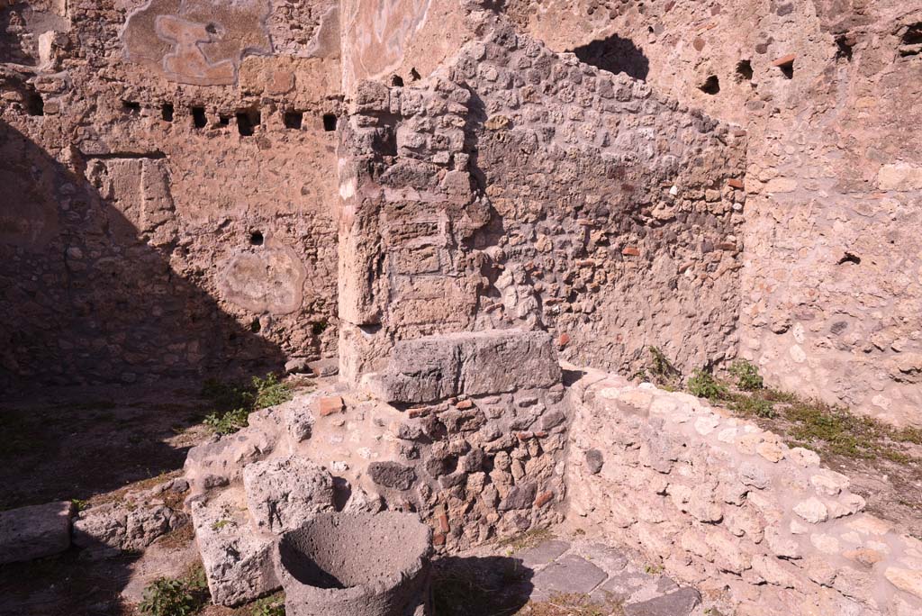I.4.12 Pompeii. October 2019. Area g, in north-east corner of room b, with room h, on left, and room f, on right.
Foto Tobias Busen, ERC Grant 681269 DÉCOR.