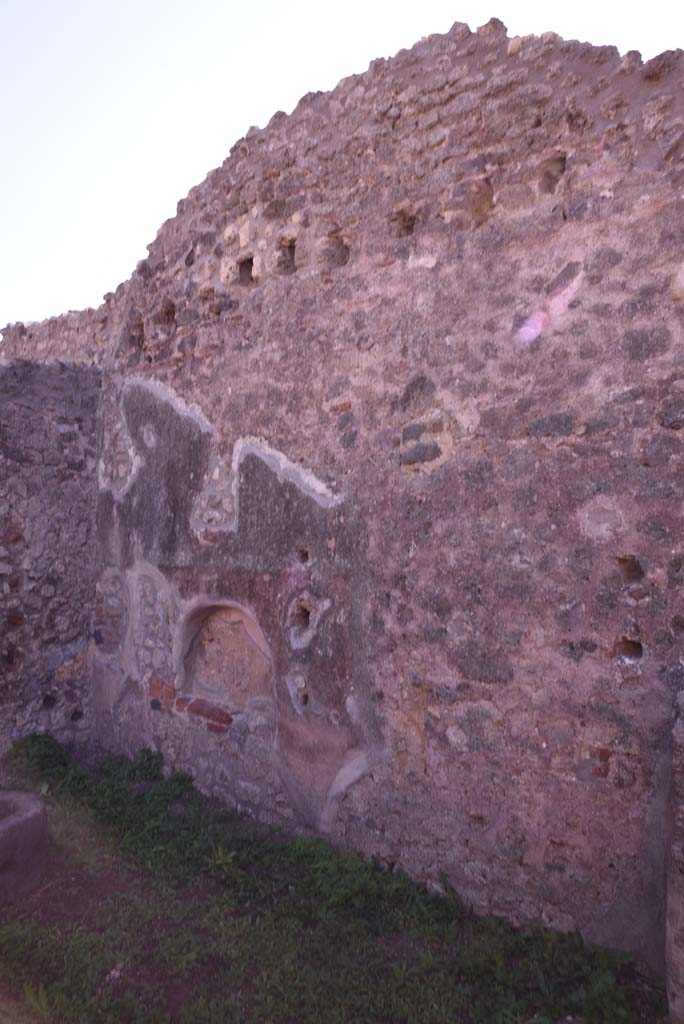I.4.12 Pompeii. October 2019. Room d, looking east along south wall with arched niche/recess.
Foto Tobias Busen, ERC Grant 681269 DÉCOR.