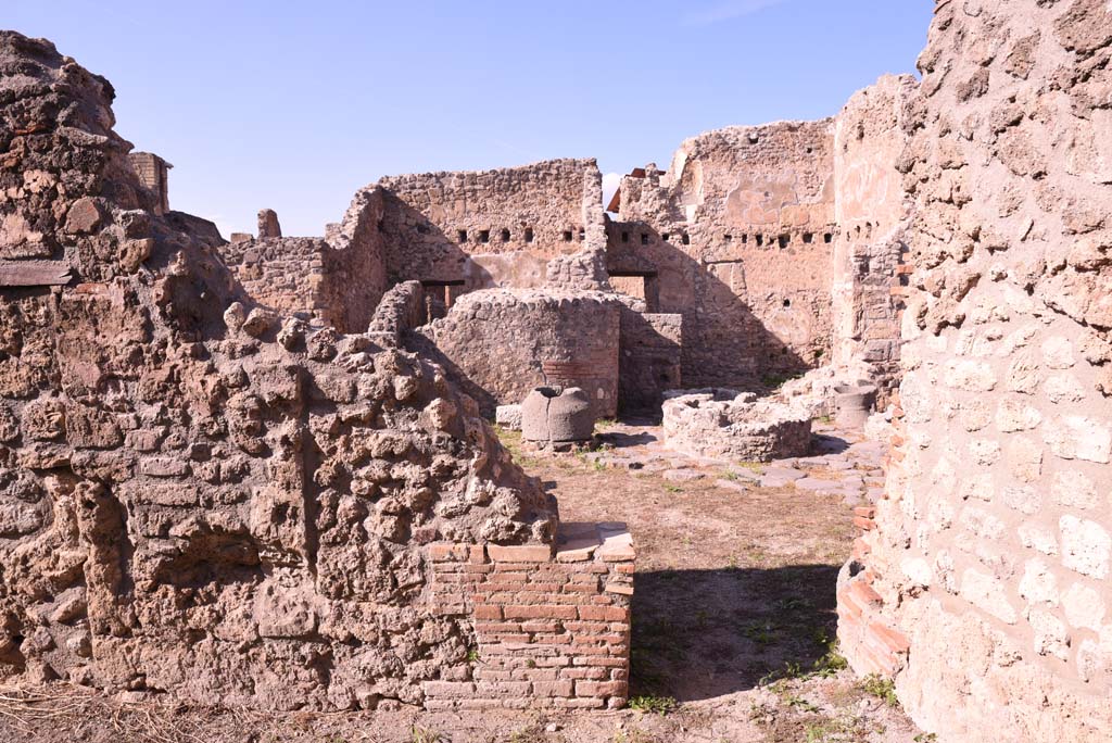 I.4.12 Pompeii. October 2019. Room d, doorway to bakery room b, in north-east corner.
Foto Tobias Busen, ERC Grant 681269 DÉCOR.