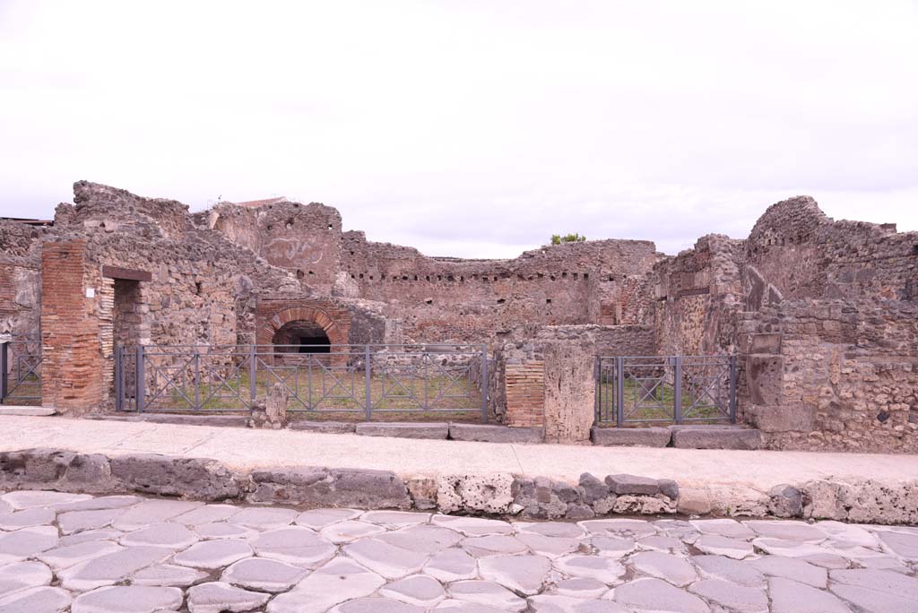 I.4.13, on left, and I.4.12, on right, Pompeii. October 2019. Looking east towards bakery with two linked entrance doorways.      
Foto Tobias Busen, ERC Grant 681269 DÉCOR.