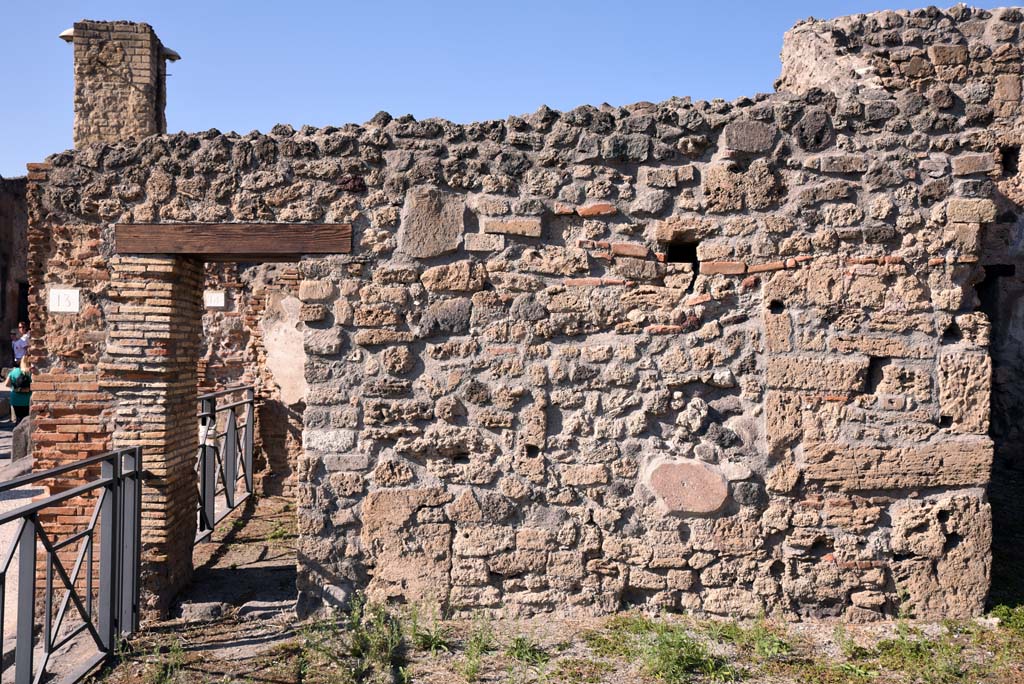 I.4.13 Pompeii. October 2019. Room a, detail of north wall with doorway to I.4.14.
Foto Tobias Busen, ERC Grant 681269 DÉCOR.