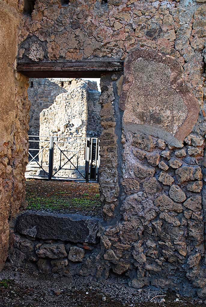 Fig. 14 – Pompéi, boulangeries I 4, 12 – Porte ouverte au nord de la pièce 8. Vue du sud.
Cette porte marque un changement dans la répartition de la surface du premier étage. Celui situé au-dessus de la pièce 8 est accessible depuis I 4, 17 par cette porte. Le dénivelé entre les deux espaces est de 0,40 m.
Cliché : N. Monteix – EFR. Utilisation soumise à CC-BY-NC-SA 4.0