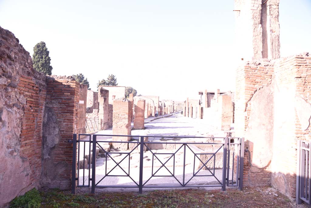 I.4.15/16 Pompeii. October 2019. Looking west across shop towards Holconius’ crossroads, and Via dell’Abbondanza.
Foto Tobias Busen, ERC Grant 681269 DÉCOR.