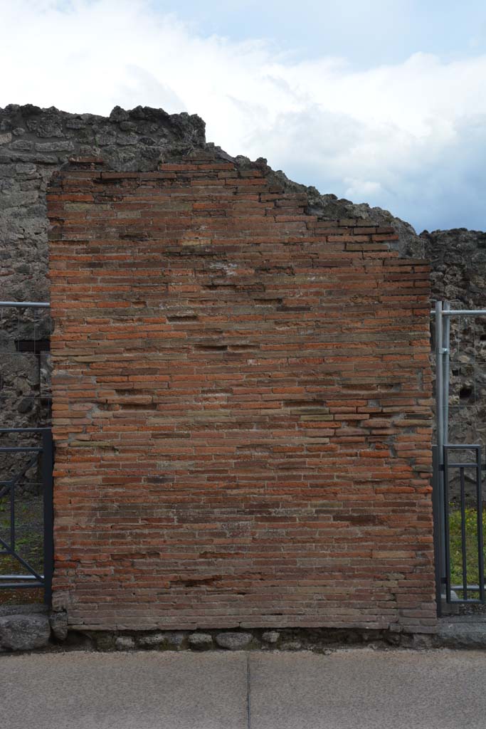 I.4.17 Pompeii. May 2019. 
Looking south to detail of masonry between I.4.17, on left, and I.4.16, on right.
Foto Tobias Busen, ERC Grant 681269 DÉCOR.