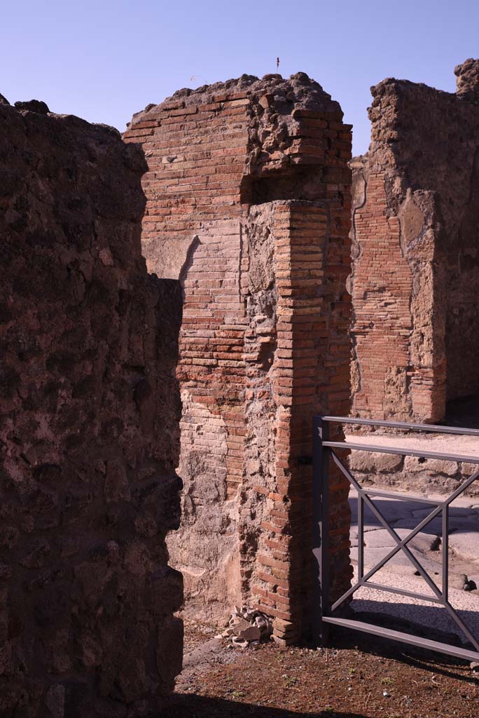 I.4.17 Pompeii. October 2019. North-west corner of shop-room, with doorway to I.4.16.
Foto Tobias Busen, ERC Grant 681269 DÉCOR.