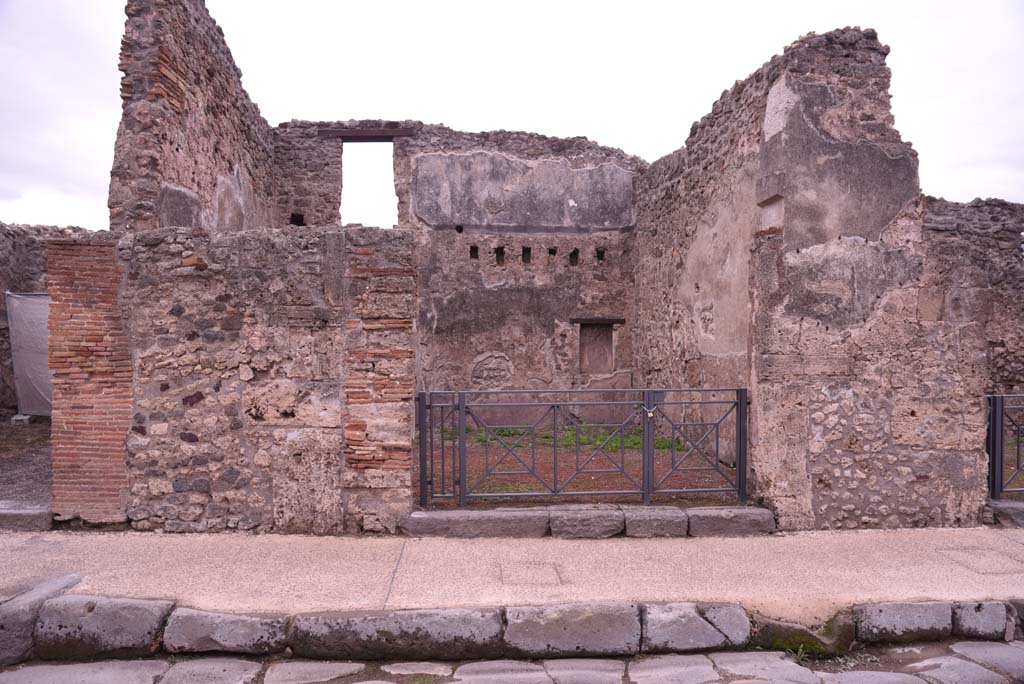 I.4.18 Pompeii. October 2019. Looking south to entrance doorway.
Foto Tobias Busen, ERC Grant 681269 DÉCOR.