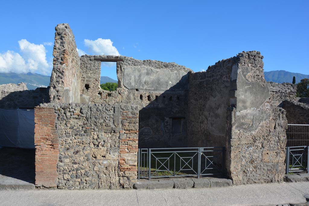 I.4.18 Pompeii. May 2019. Looking south-west towards entrance doorway.
Foto Tobias Busen, ERC Grant 681269 DÉCOR.