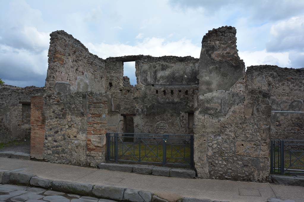 I.4.18 Pompeii. May 2019. Looking south-east to entrance doorway.
Foto Tobias Busen, ERC Grant 681269 DÉCOR.