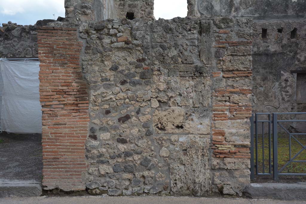 I.4.18 Pompeii. May 2019. Looking south to front façade between I.4.19, on left, and I.4.18, entrance doorway on right.
Foto Tobias Busen, ERC Grant 681269 DÉCOR.