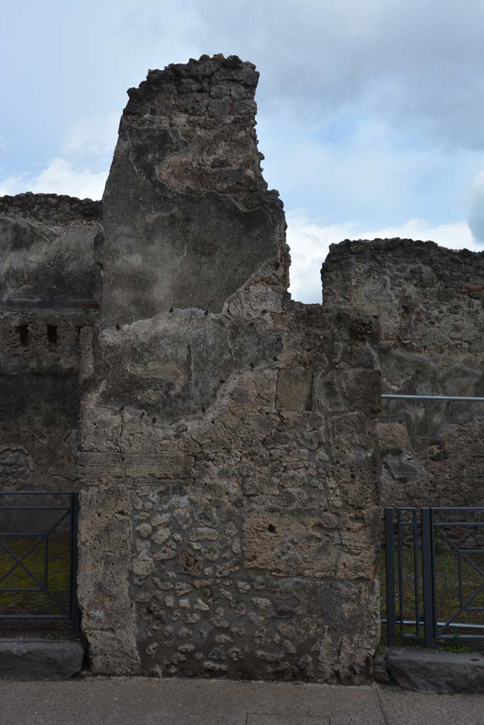 I.4.18 Pompeii. May 2019. 
Looking south to pilaster between I.4.18, on left, and I.4.17, on right.
Foto Tobias Busen, ERC Grant 681269 DÉCOR.