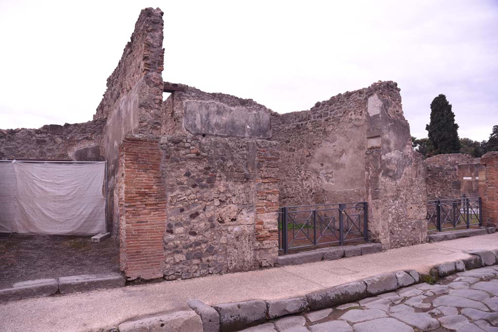 I.4.18, in centre, Pompeii. October 2019. Looking south-west towards entrance doorway. 
Foto Tobias Busen, ERC Grant 681269 DÉCOR.