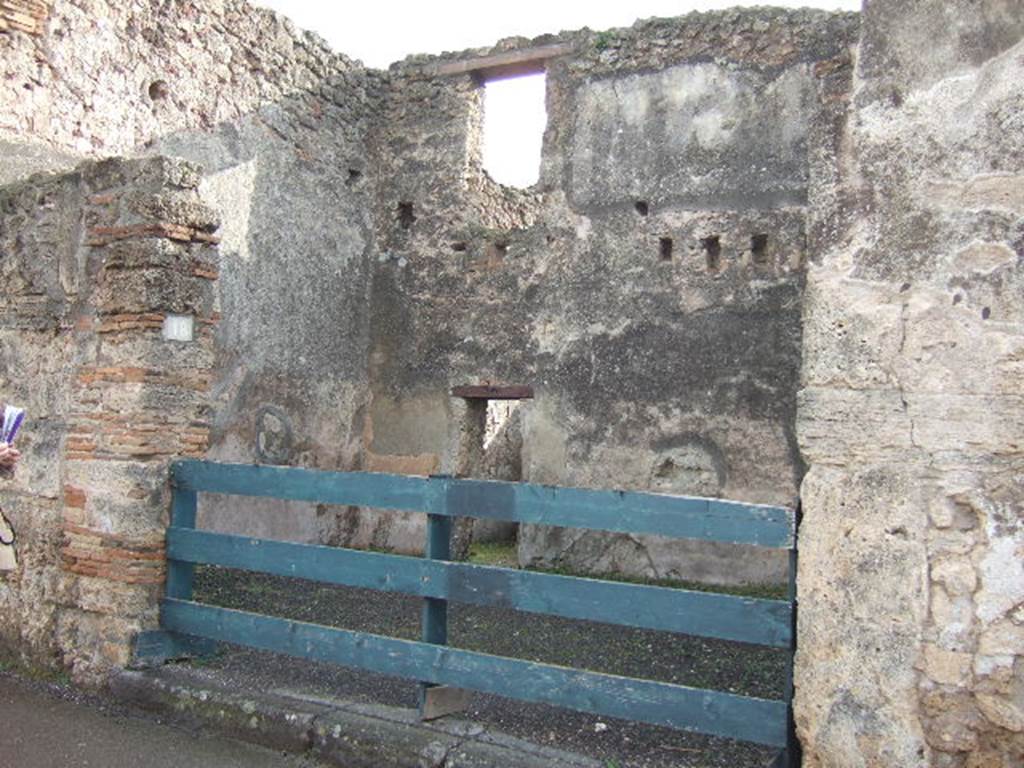 I.4.18 Pompeii. December 2005. Entrance on Via dell’Abbondanza. Looking south.
Della Corte thought this would be the shop and dwelling of the Sabinus that acclaimed his neighbour M. Epidio Sabino, on the right pilaster of I.4.17:
Sabinus dissignator cum plausu facit (part of CIL IV 768, see I.4.17).
See Della Corte, M., 1965.  Case ed Abitanti di Pompei. Napoli: Fausto Fiorentino, p. 255.