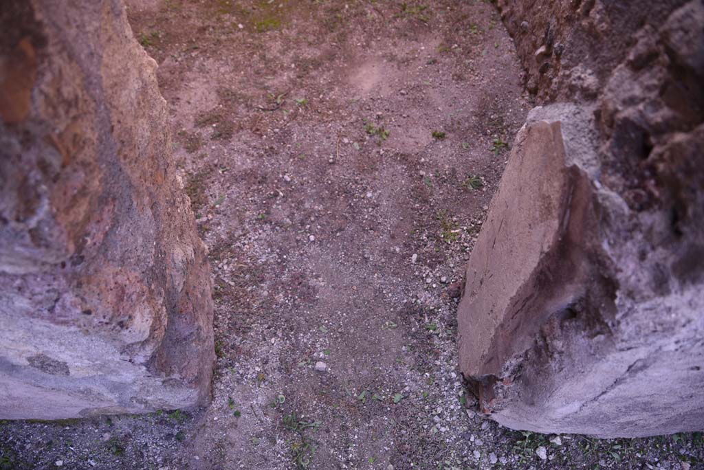 I.4.18 Pompeii. October 2019. Doorway from workshop, into rear room, detail.
Foto Tobias Busen, ERC Grant 681269 DÉCOR.