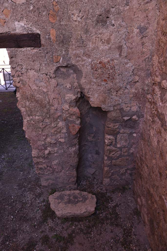I.4.18 Pompeii. October 2019. North-east corner on east side of doorway into workshop.
Foto Tobias Busen, ERC Grant 681269 DÉCOR.
