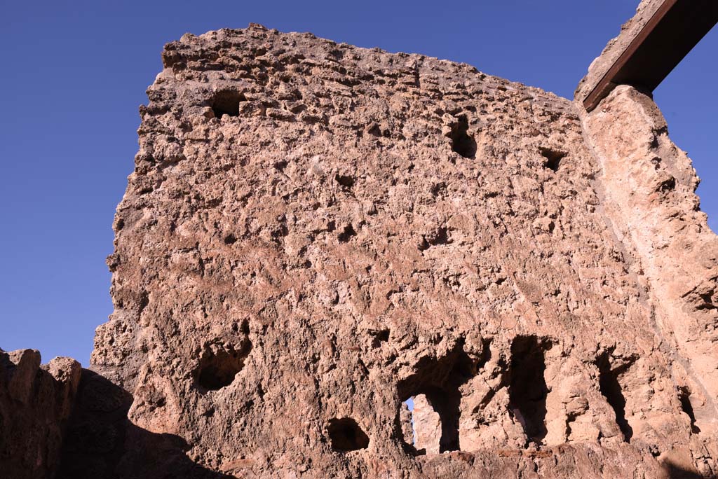I.4.18 Pompeii. October 2019. Upper west wall, with two rows of holes for support beams for upper floors.
Foto Tobias Busen, ERC Grant 681269 DÉCOR.